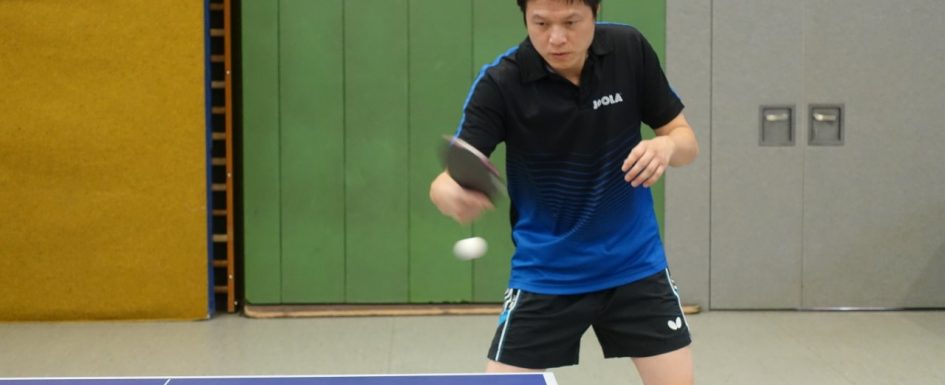 Im Bild diesmal: Siggi Cheng, der mit zwei Einzelsiegen sowie einem Doppel maßgeblich am Punktgewinn gegen Rheinkamp beteiligt war