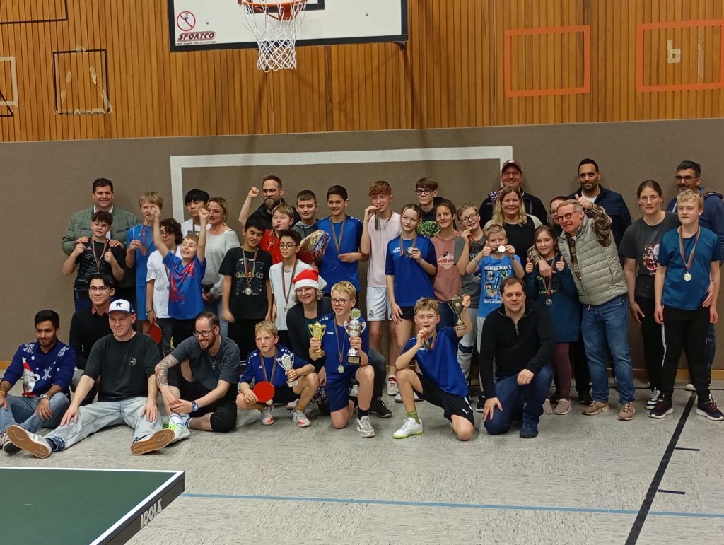 Auf den Bildern: Die Siegerehrung der Jugendlichen mit Jan Coenen, Jonas Coenen und Tobias Musial sowie ein Gruppenfoto