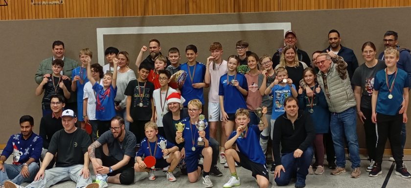 Auf den Bildern: Die Siegerehrung der Jugendlichen mit Jan Coenen, Jonas Coenen und Tobias Musial sowie ein Gruppenfoto